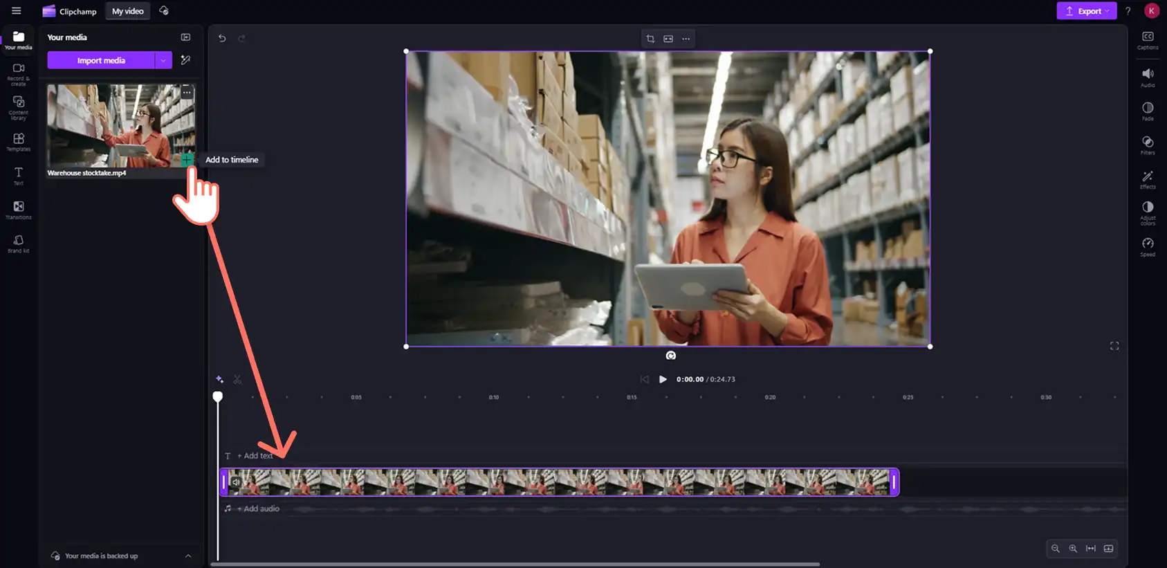 Пользователь перетаскивает видео со звуком на временную шкалу в Clipchamp. 