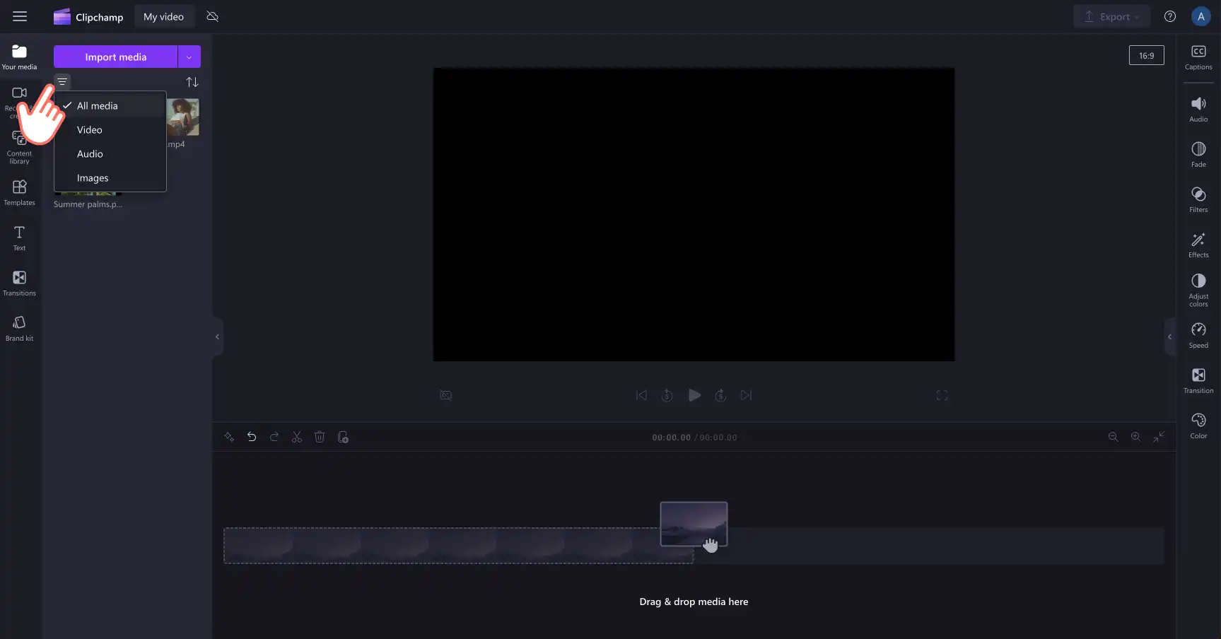 Imagem de uma pessoa encontrando sua mídia importada e, em seguida, filtrando os resultados da pesquisa no Clipchamp.