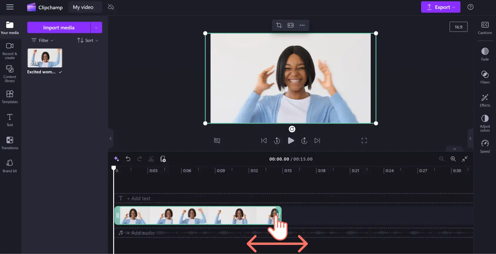 Image d’un utilisateur de Clipchamp faisant glisser les poignées vertes sur son clip pour en raccourcir la durée.