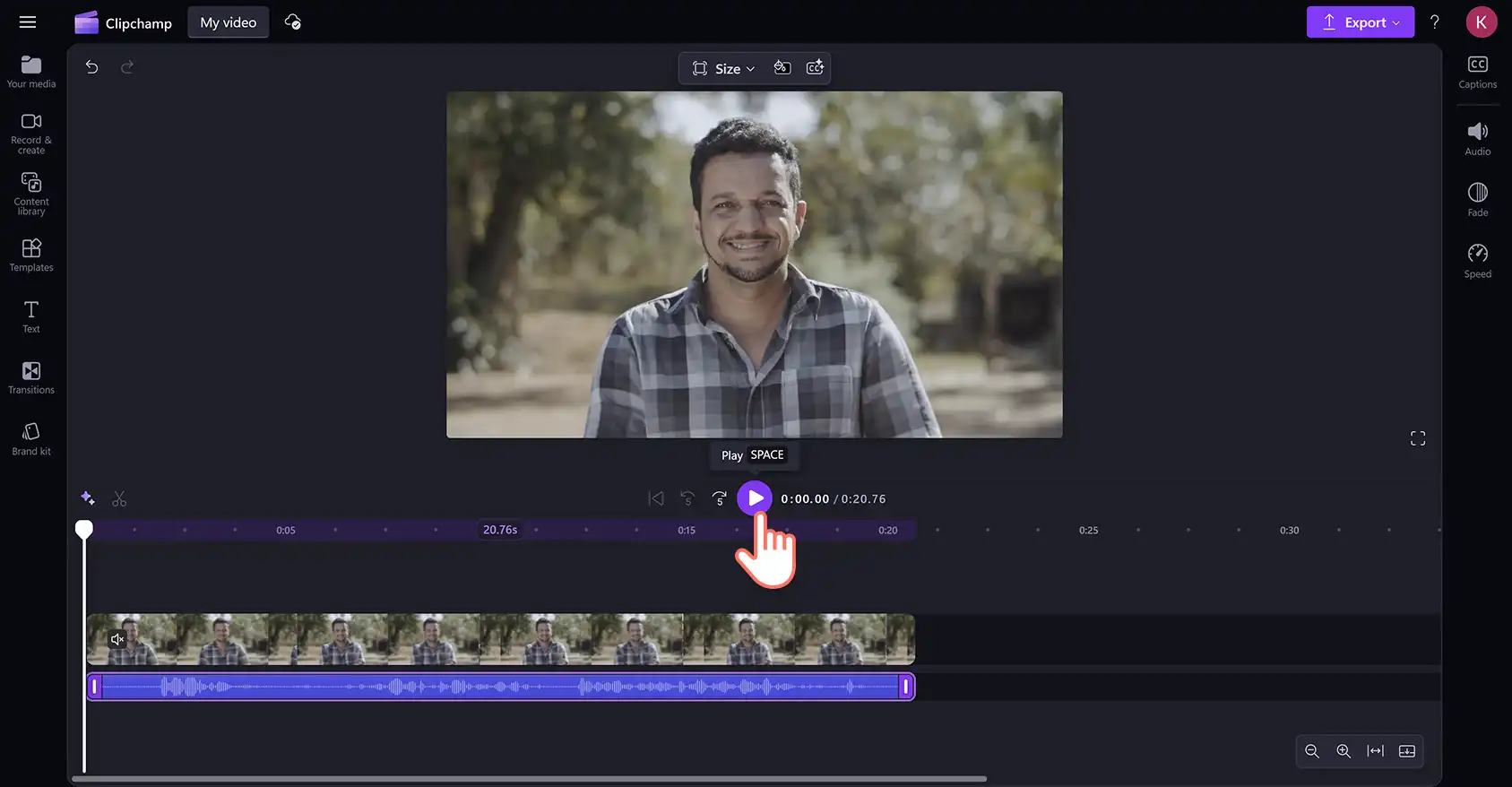 Clipchamp 動画エディターで、AI ノイズ抑制を使用した後、再生ボタンをクリックするユーザー。