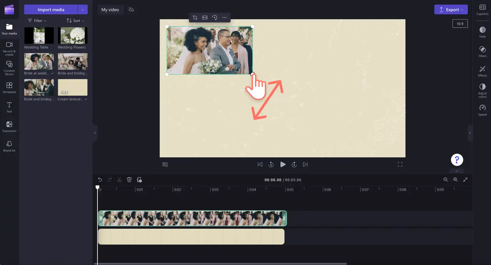 ユーザーが動画のサイズを変更する様子の画像。
