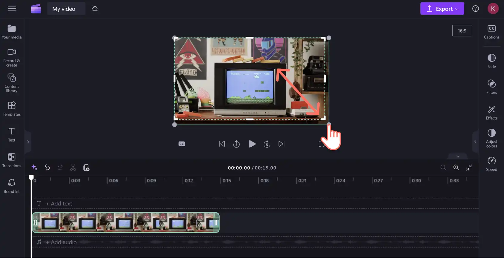 Serbest kırpma aracını kullanarak videosunu kırpan bir Clipchamp kullanıcısının resmi.