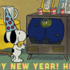 《花生漫画》中史努比在显示新年庆祝活动的电视屏幕前鼓掌的动态 GIF。