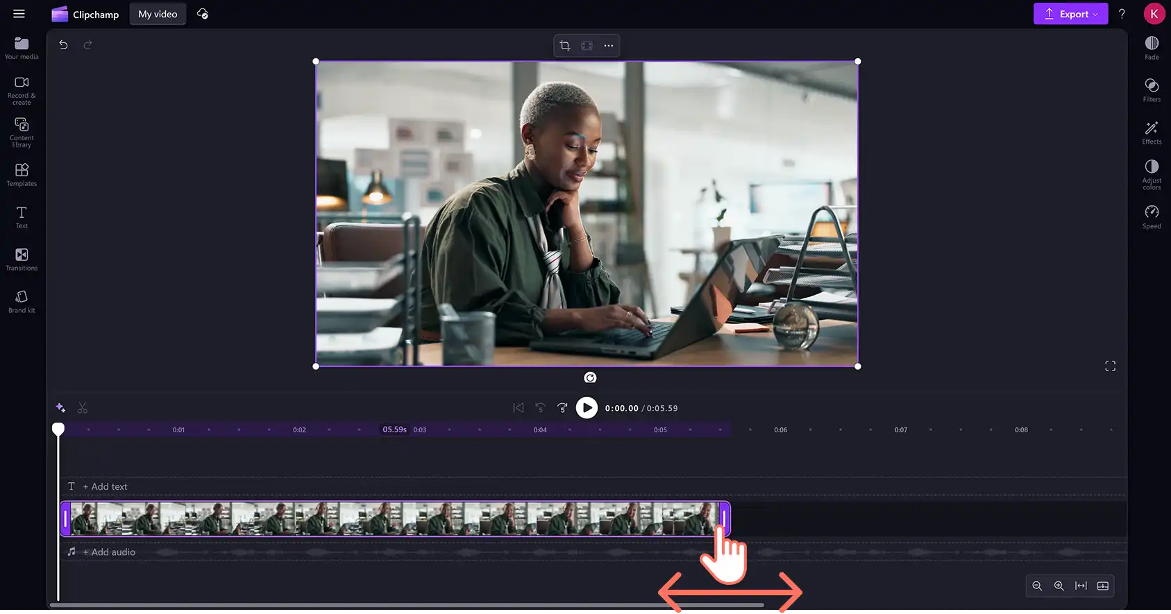 Clipchamp video düzenleyicide kırpma tutamaçlarını bir video varlığının üzerine sürükleyen bir kullanıcı.