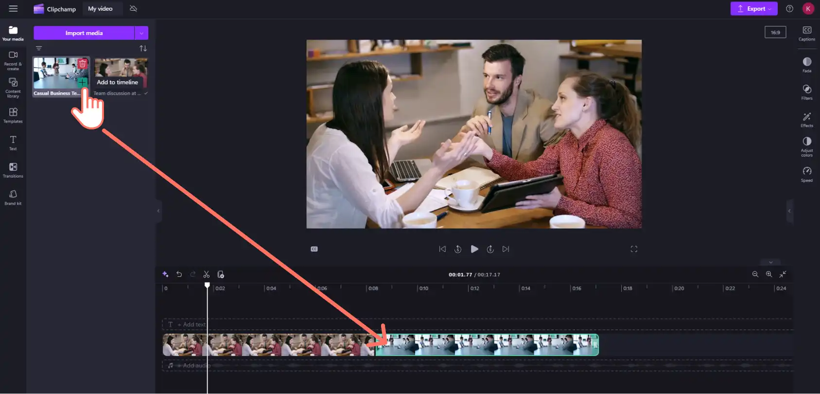 Gambar pengguna Clipchamp menyeret klip video dari tab media Anda ke lini masa pengeditan.