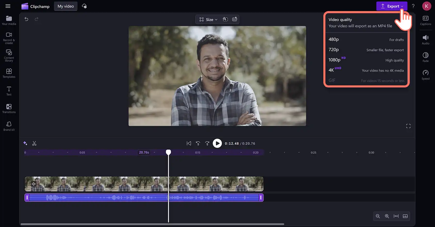 Clipchamp 動画エディターでオーディオ トラックの AI ノイズ抑制を使用した後に動画をエクスポートするユーザー。
