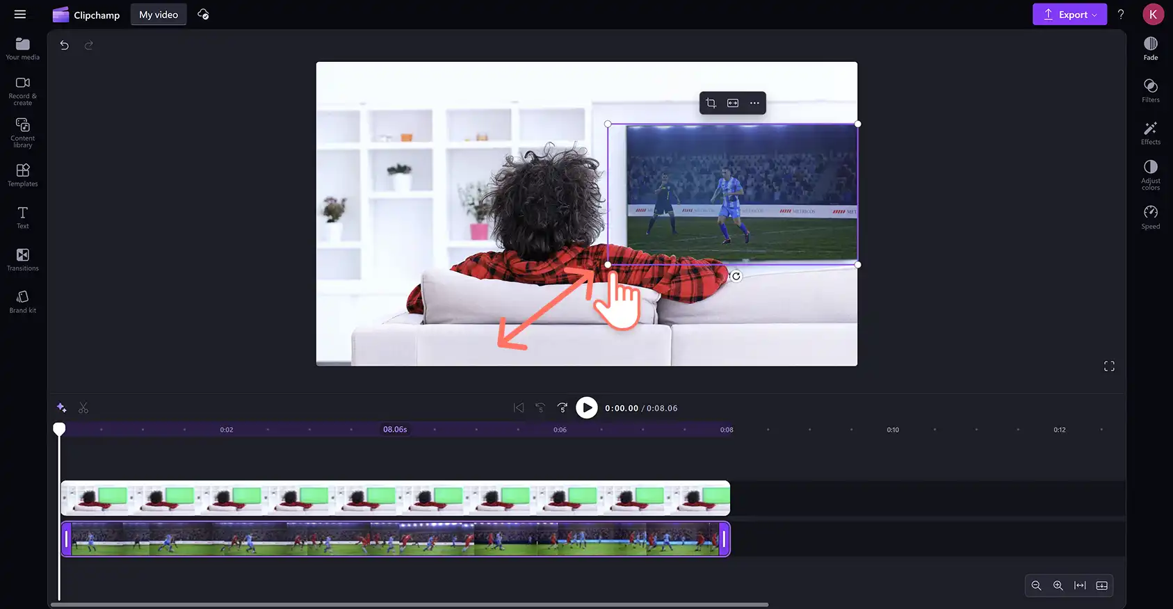 Clipchamp 동영상 편집기에서 그린 스크린 효과를 위한 동영상 언더레이 크기를 조정하는 사용자. 