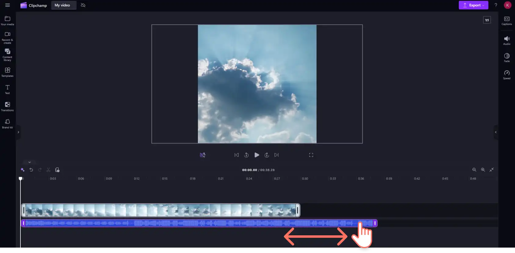 Một người dùng đang thay đổi thời lượng bản âm thanh trên dòng thời gian trong Clipchamp. 