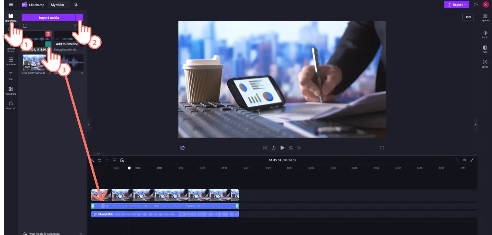 一位用户正在将已上传的音频添加到 Clipchamp 的时间线上。