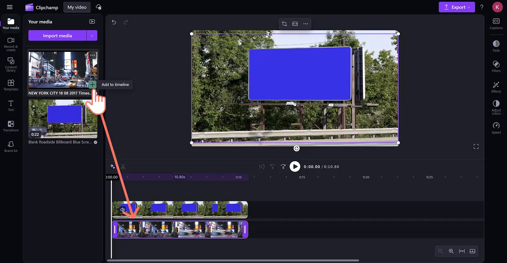 Clipchamp 동영상 편집기에서 블루 스크린 동영상을 위해 타임라인에 동영상 클립을 끌어서 놓는 사용자. 