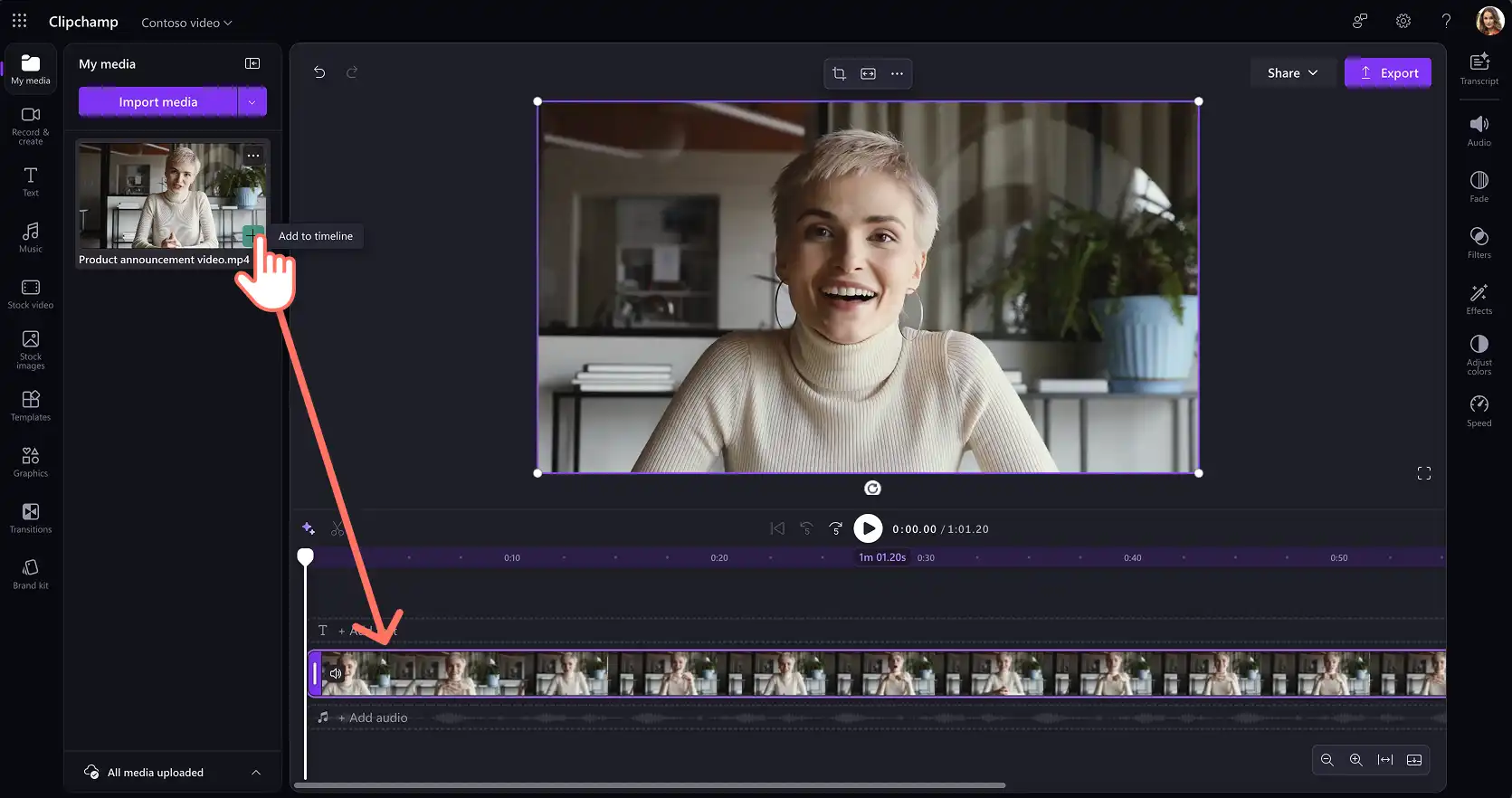 Pengguna menambahkan video pengumuman perusahaan ke dalam Clipchamp untuk pekerjaan