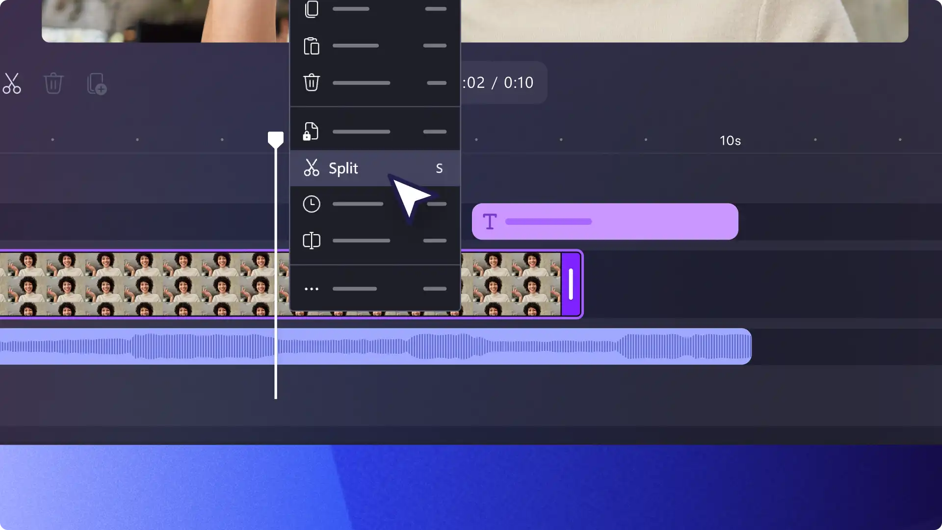 Seorang pengguna memisahkan video menggunakan pemisah video dalam Clipchamp.