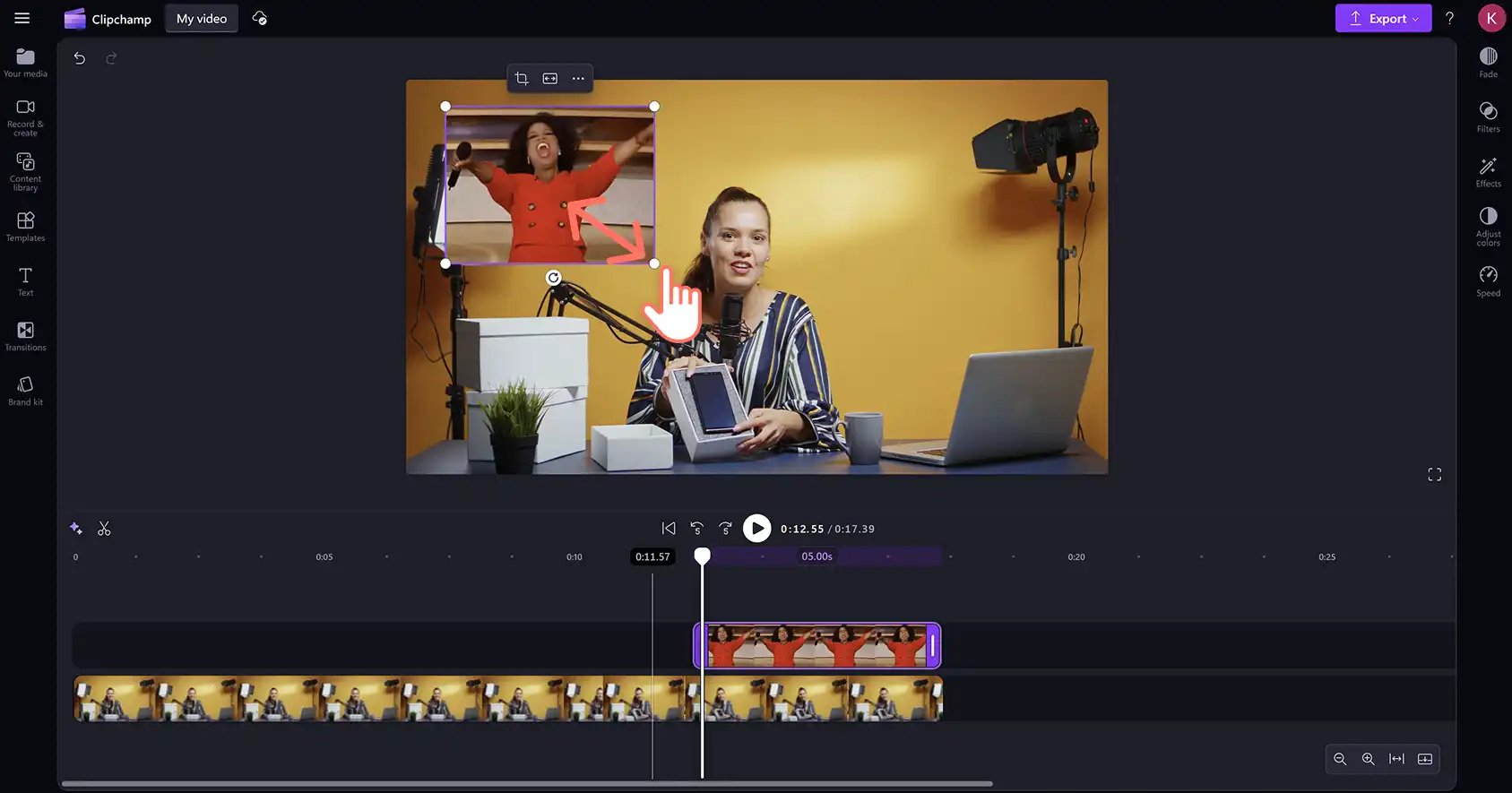 Käyttäjä muuttamassa GIF-kuvakerroksen kokoa Clipchamp-videoeditorissa.