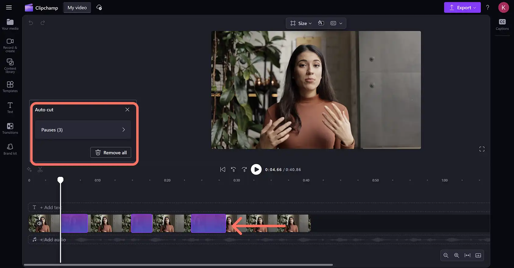 Seorang pengguna melihat jeda yang dikesan AI dalam video dalam editor video Clipchamp. 