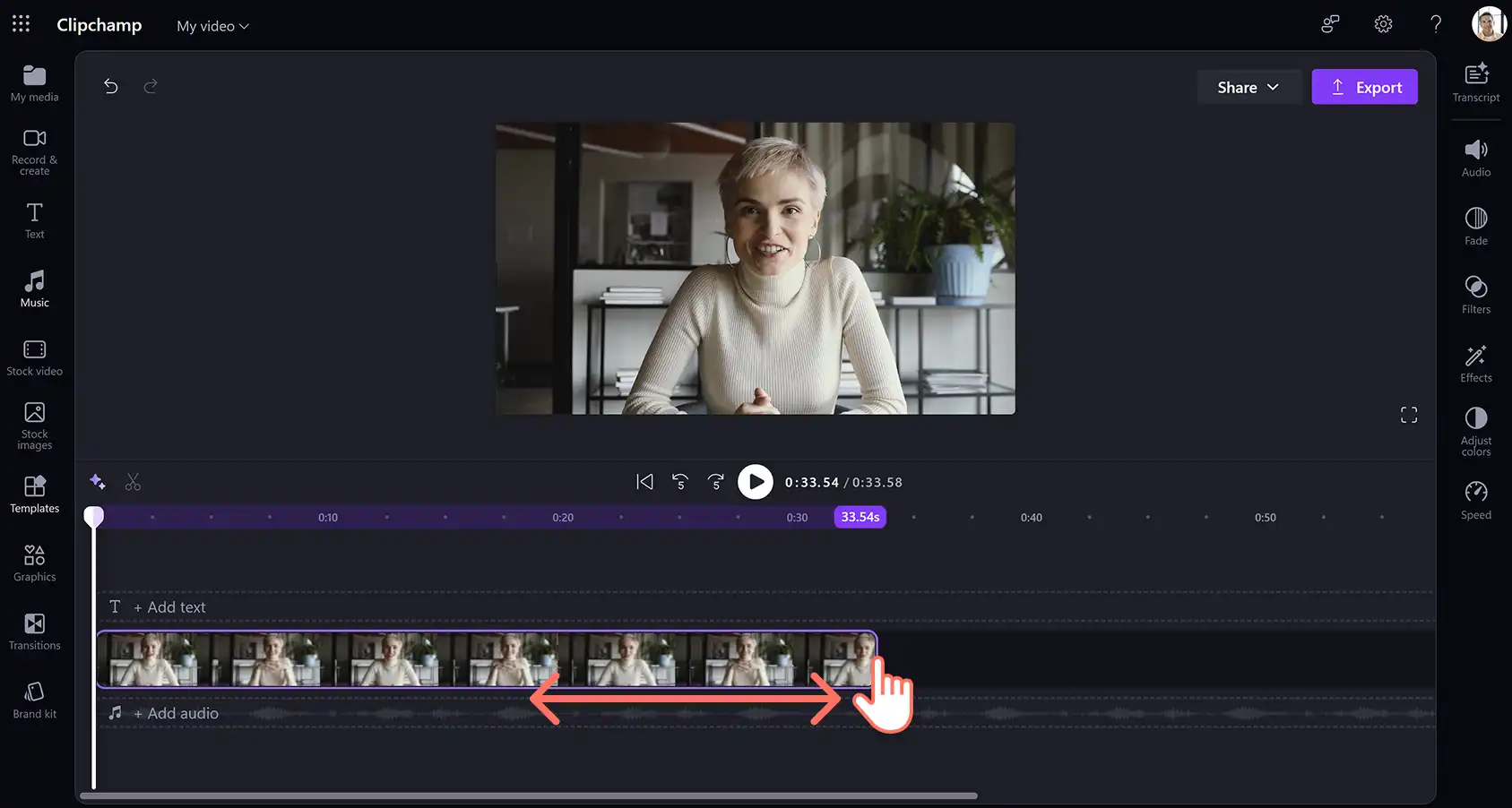 En bruger trimmer medier til en video med kundeudtalelser i Clipchamp til arbejde.