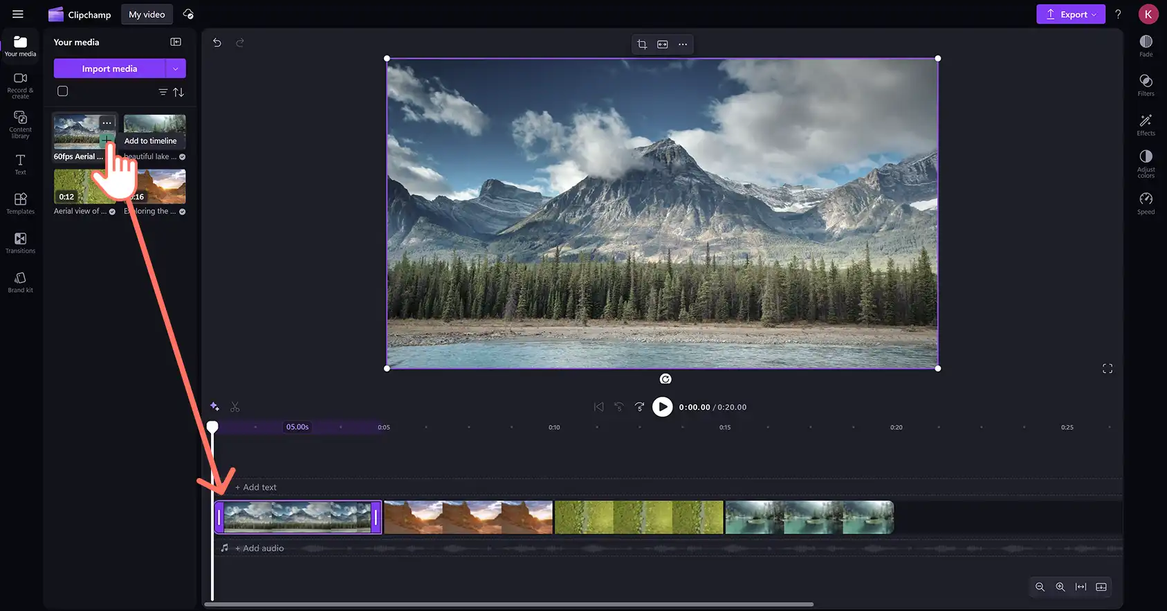Un utente che inserisce i video nella sequenza temporale affiancati in Clipchamp editor video. 