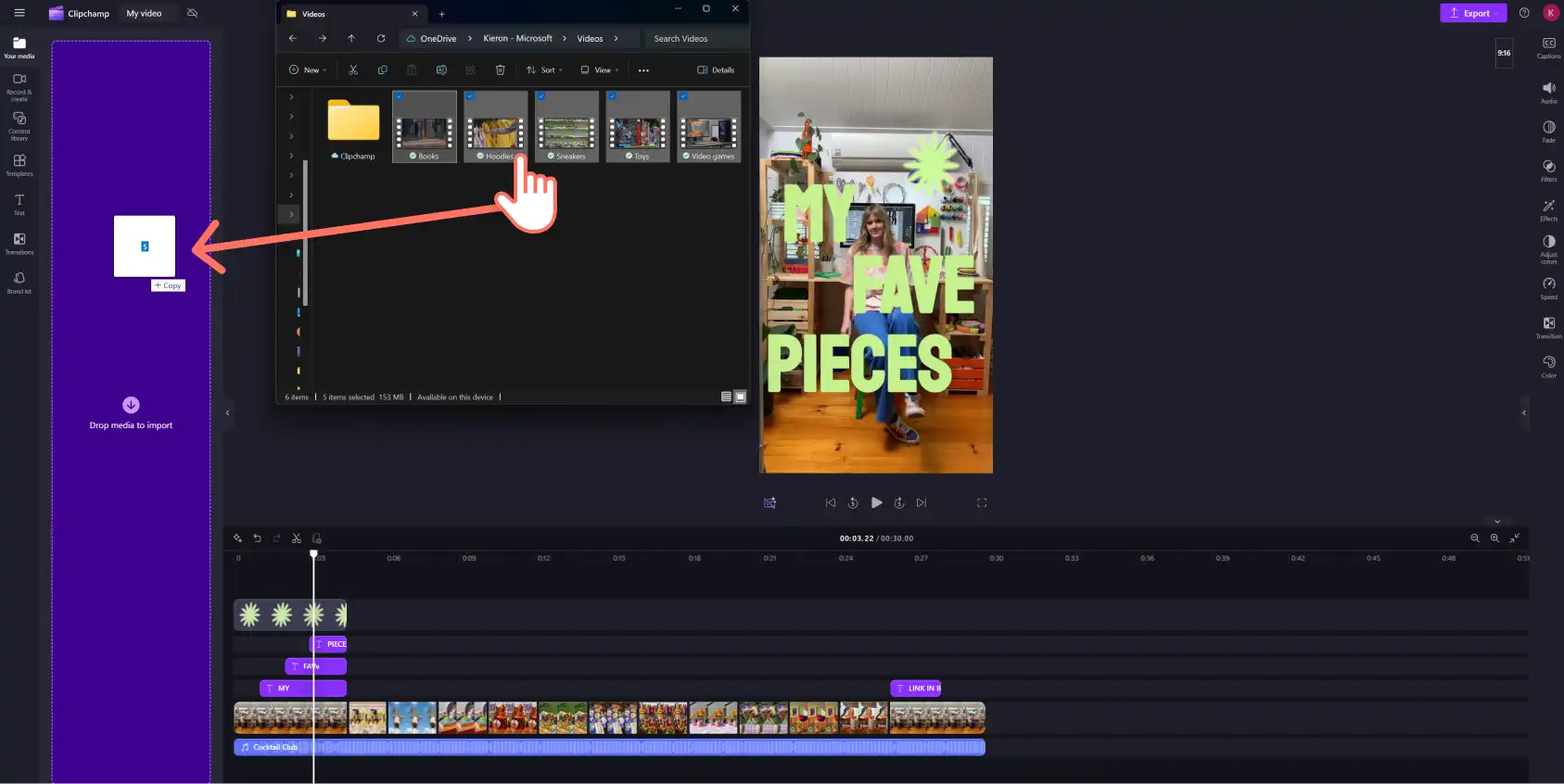Bir Clipchamp kullanıcısının kişisel video görüntülerini düzenleyiciye sürüklediği bir ekran görüntüsü. 