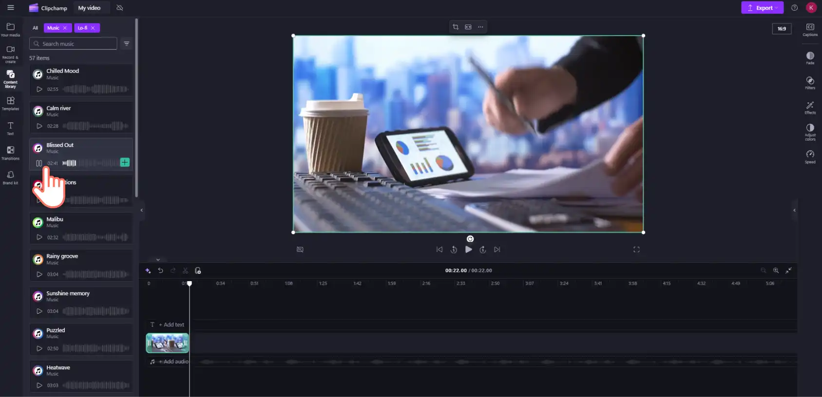 一位用户在 Clipchamp 免版税内容库中预览背景音乐曲目。