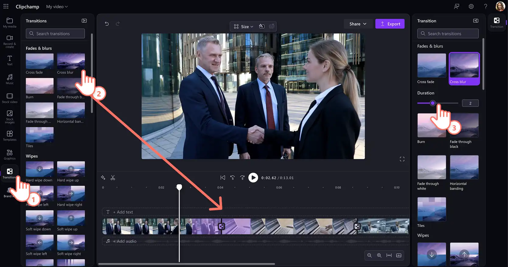 En bruger vælger videoovergange og tilføjer dem mellem to klip på videoredigeringslinjen