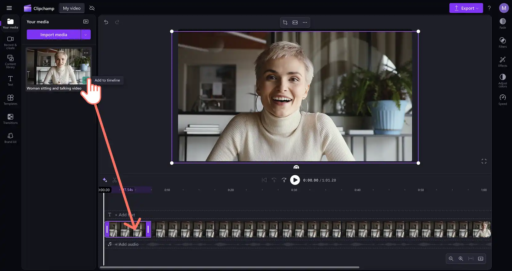 En bruker som legger til en video på tidslinjen i videoredigeringsprogrammet Clipchamp.