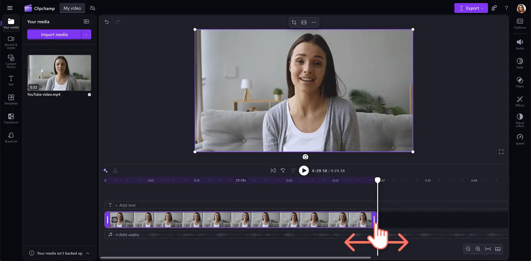 En bruker som trimmer videoopptak i Clipchamp. 