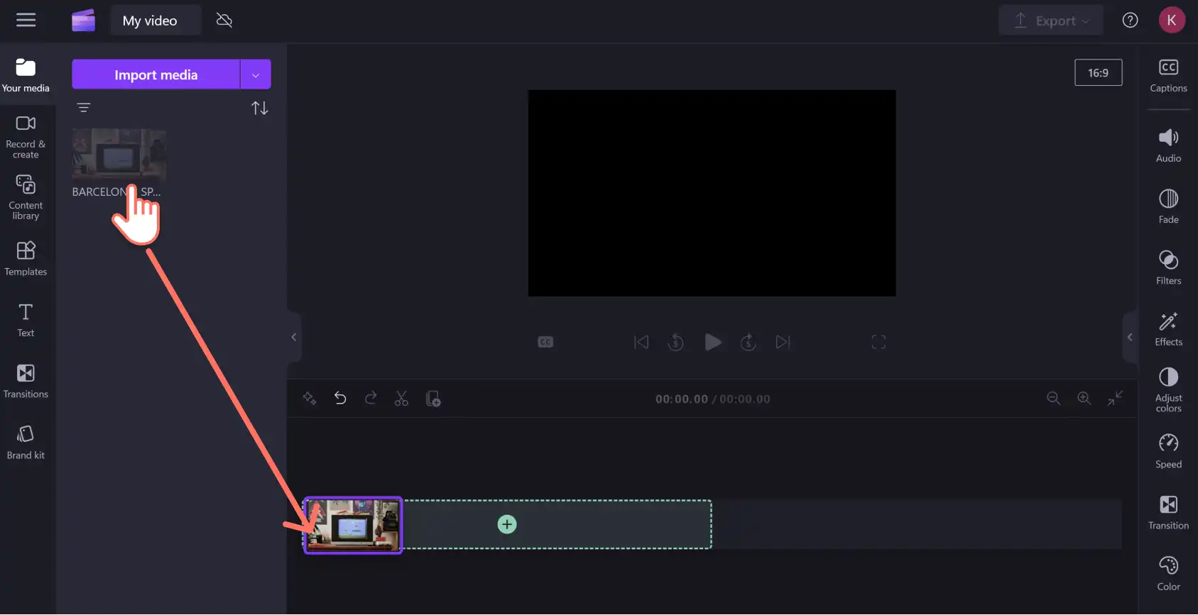 Medyanız sekmesinden aldığı bir klibi düzenleme zaman çizelgesine sürükleyip bırakan bir Clipchamp kullanıcısının resmi.
