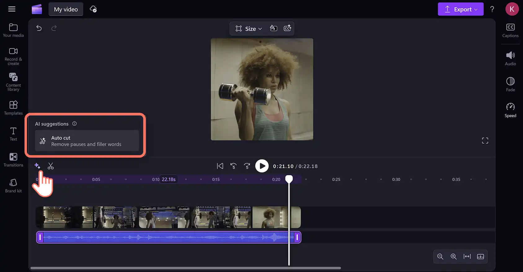 Un utente rimuove i silenzi dall'audio con la funzionalità di taglio automatico nell'editor di video Clipchamp. 
