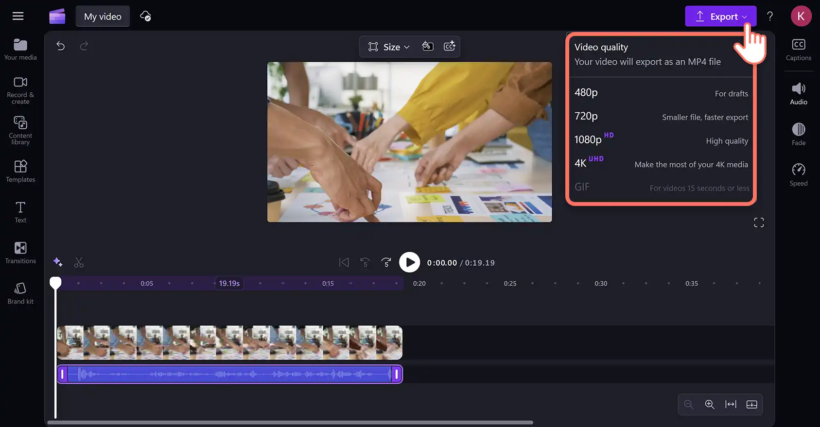 En bruker som eksporterer voiceover-videoen sin i videoredigeringsprogrammet Clipchamp.