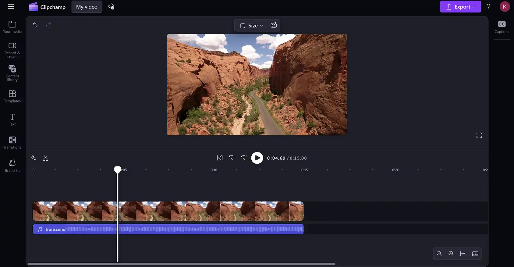 Clipchamp でツール バーとプロパティ パネルが折りたたまれた後の動画エディター ビュー。