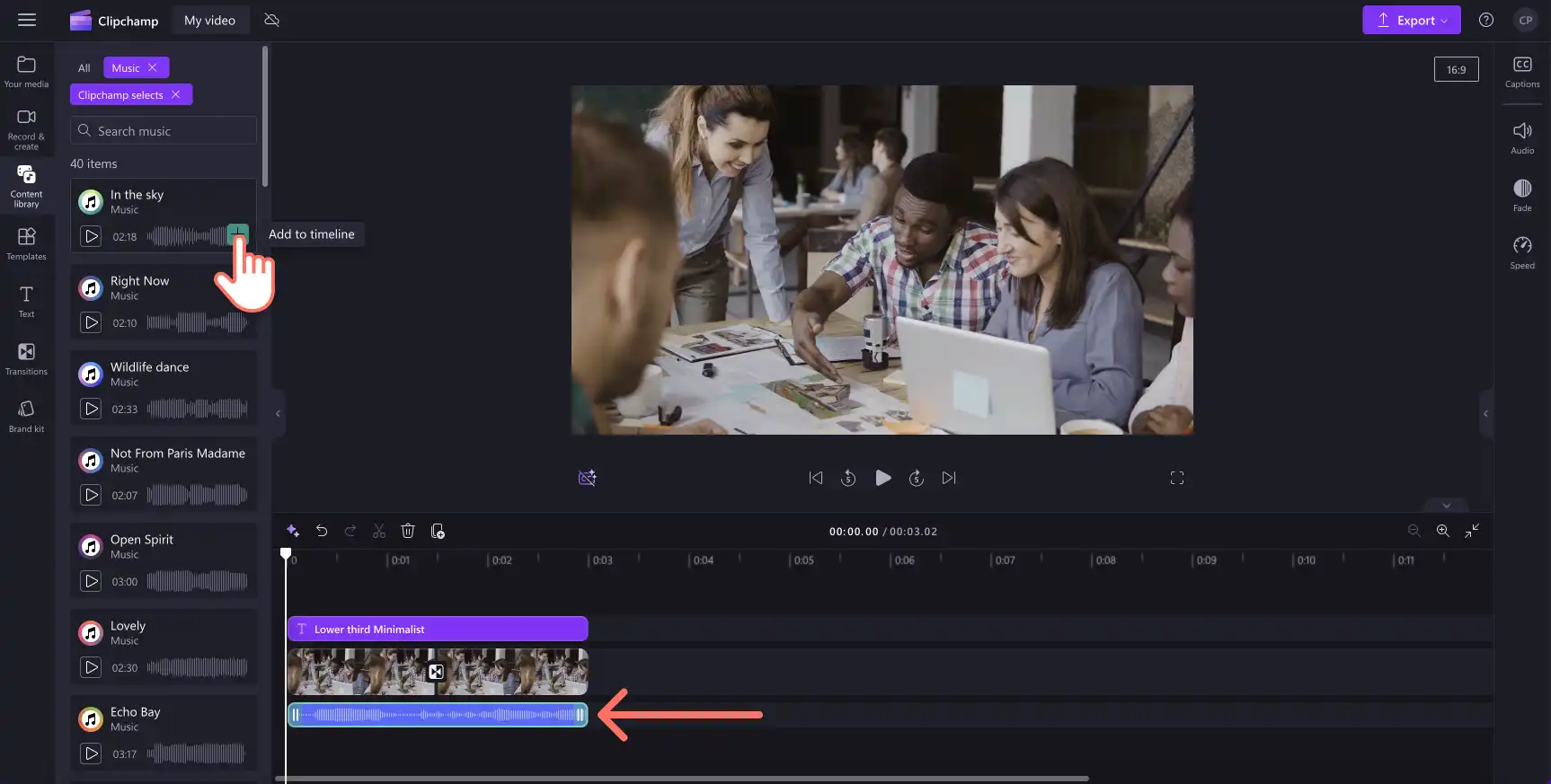 Kuvassa on käyttäjä lisäämässä videoon taustamusiikkia Clipchampissa.