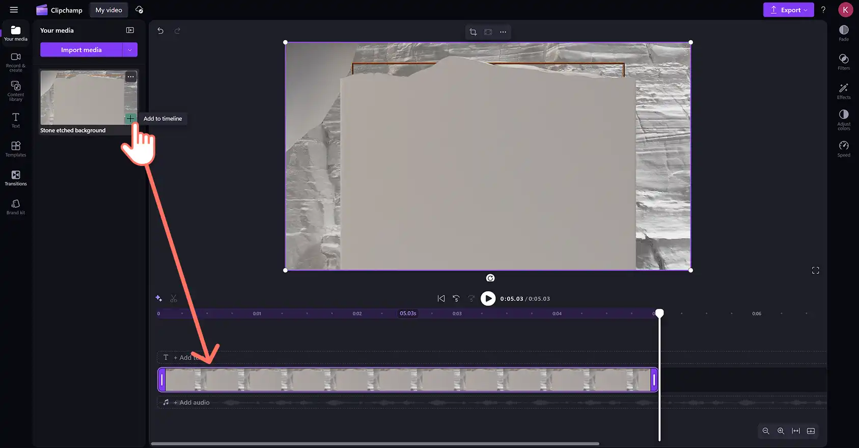 用户在 Clipchamp 中将背景视频添加到片尾字幕视频的时间线上。