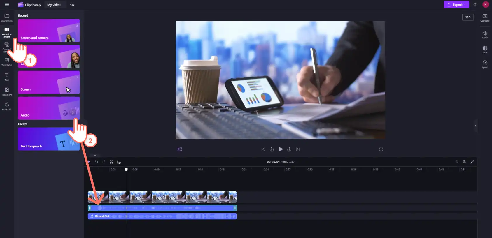 一位用户在 Clipchamp 中使用免费的在线语音录制器添加画外音。