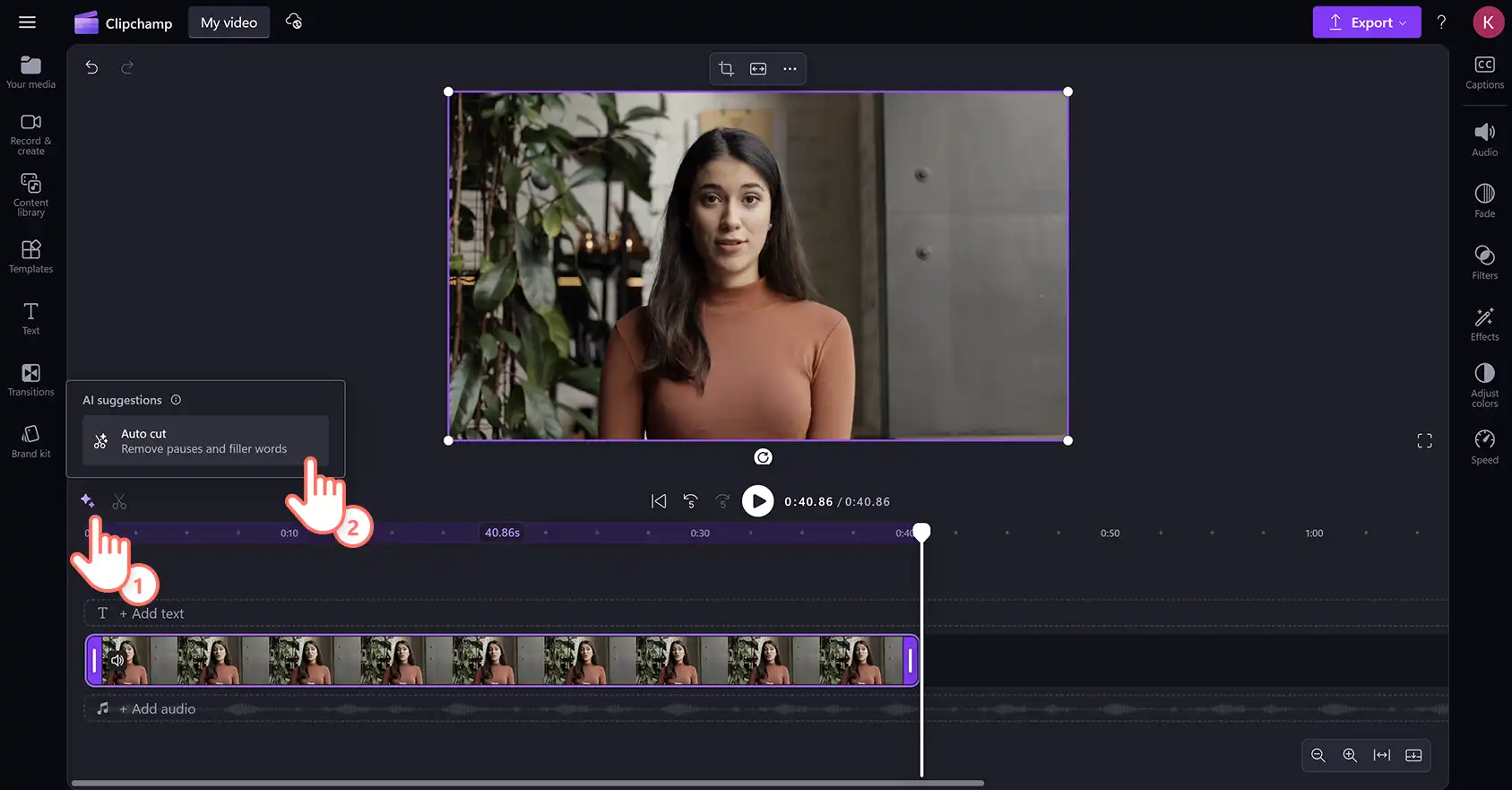 Seorang pengguna mengklik ikon berkilau dan butang pemotongan automatik dalam editor video Clipchamp. 