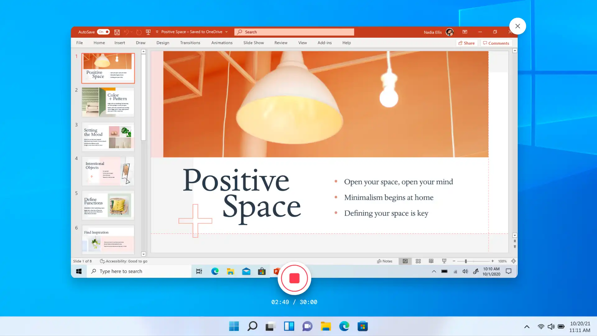Imej seorang pengguna merakamkan skrin persembahan PowerPoint mereka.