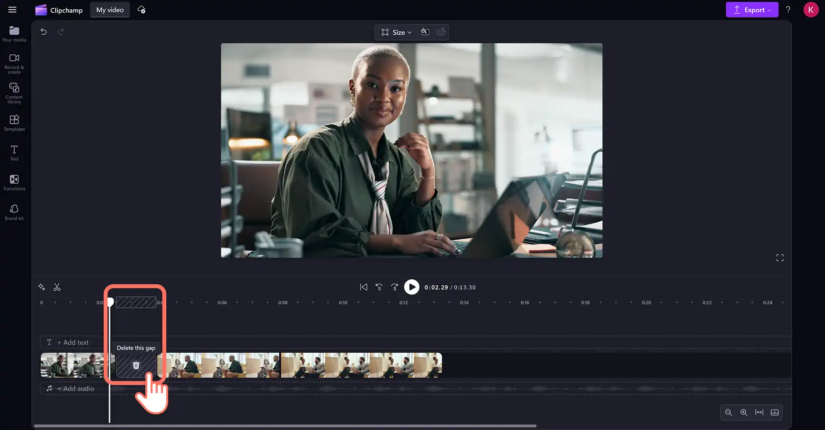 Clipchamp video düzenleyicide, düzenleme zaman çizelgesinde boşlukları sil düğmesine tıklayan bir kullanıcı.
