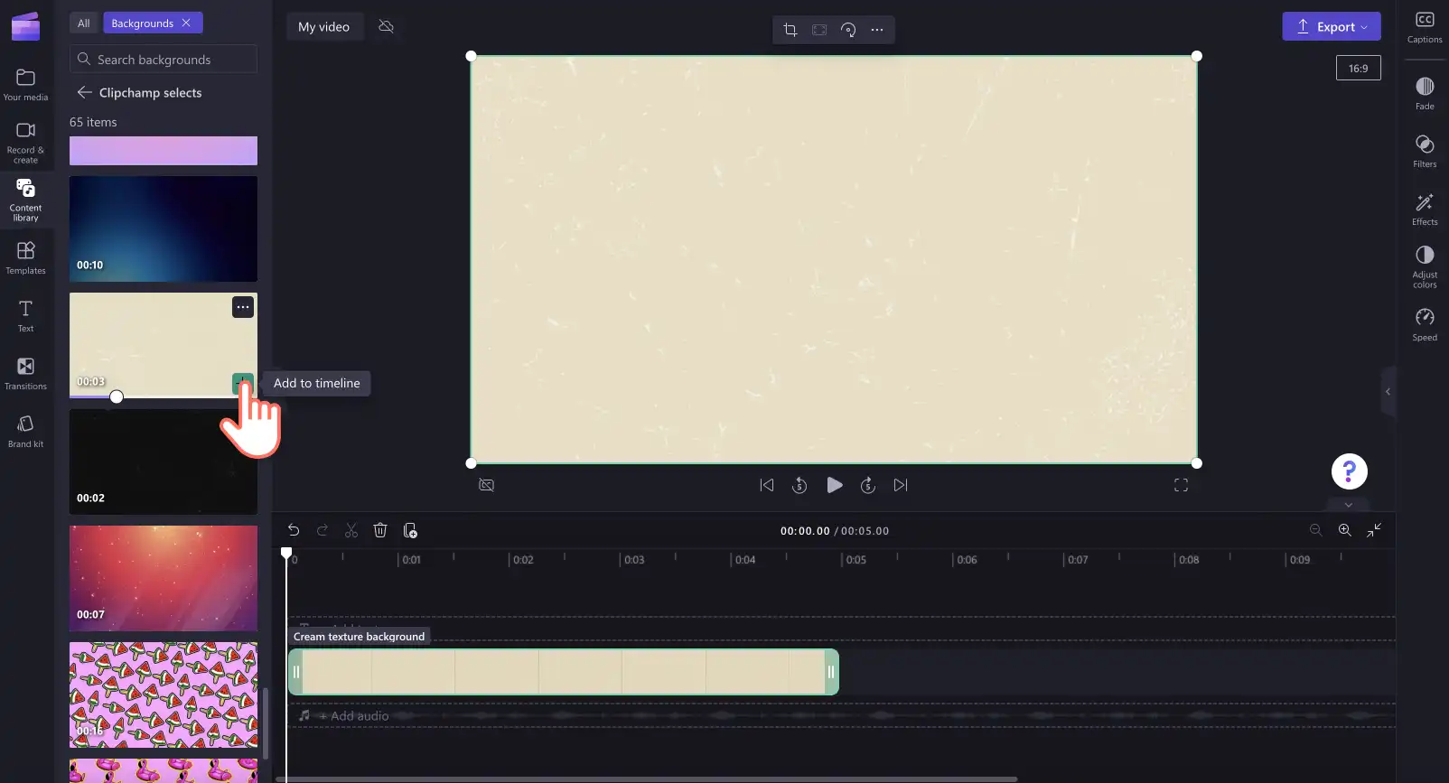 ユーザーがタイムラインに動画背景を追加する様子の画像。