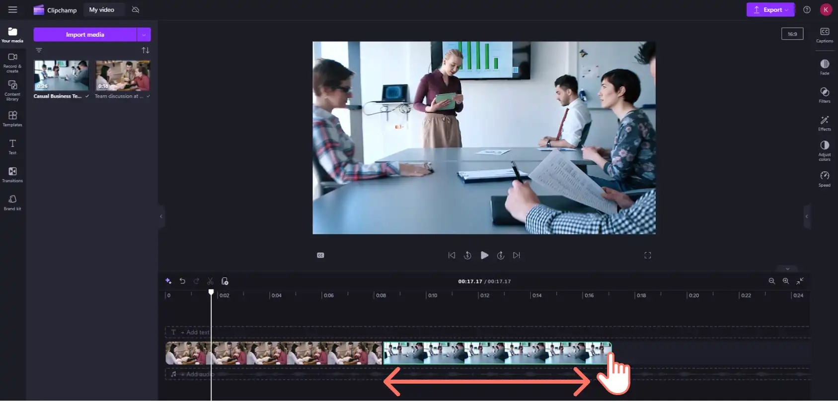 Gambar pengguna Clipchamp memangkas durasi klip video di lini masa.