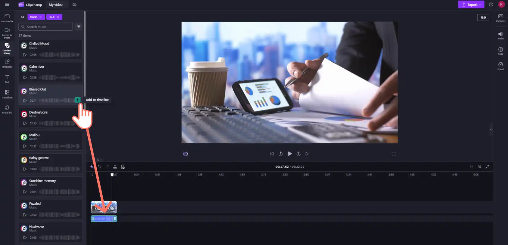 一位用户在 Clipchamp 的时间线上添加免版税背景音乐。