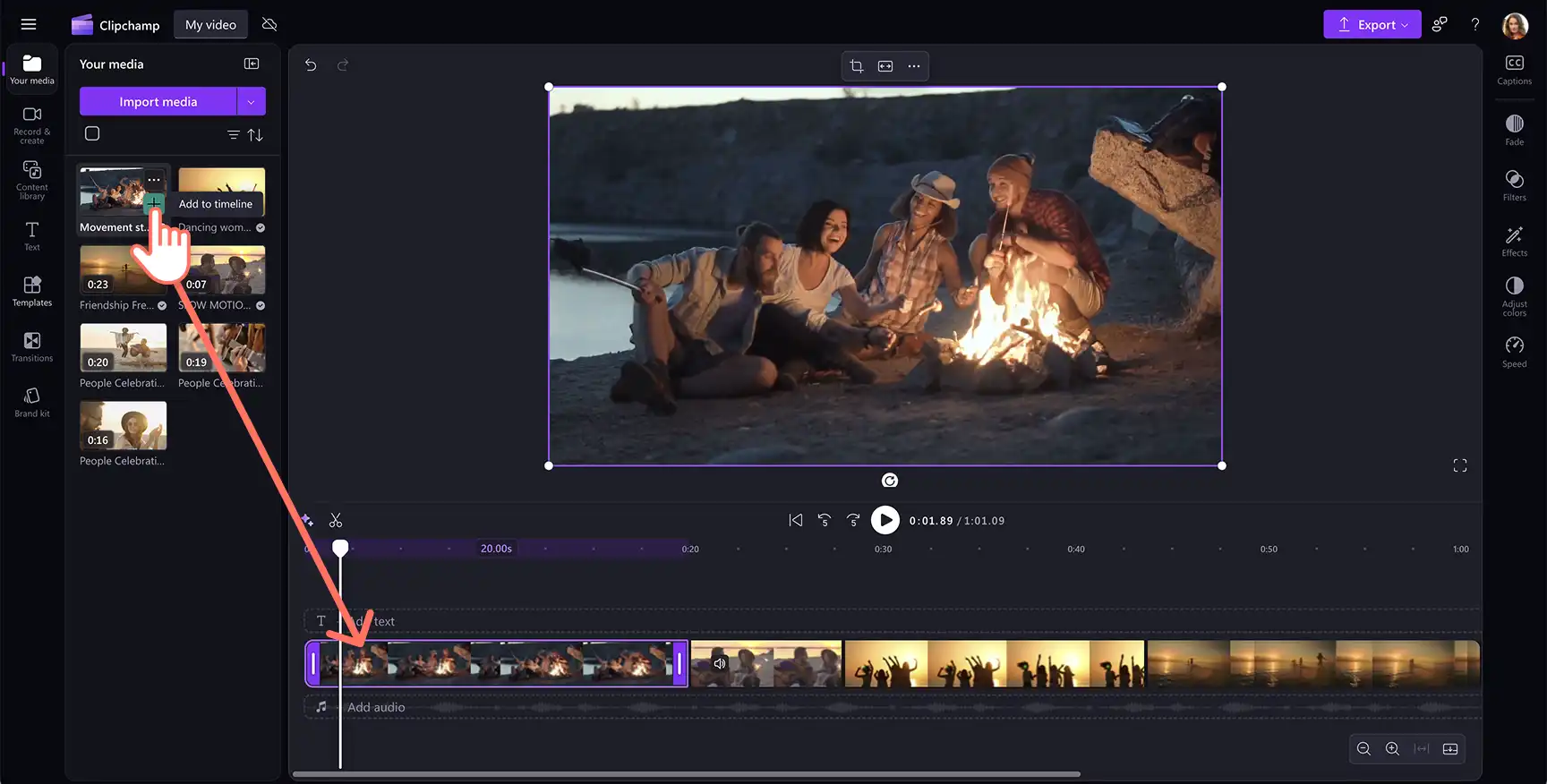 Um usuário adicionando um vídeo de estoque de um piquenique de fogueira de praia no linha do tempo em Clipchamp.