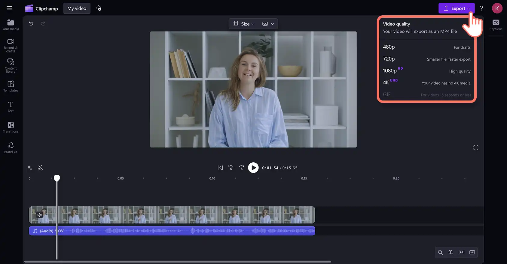 Un utilizator care face conversia automată a unui fișier video MOV în format MP4 în editorul video Clipchamp. 