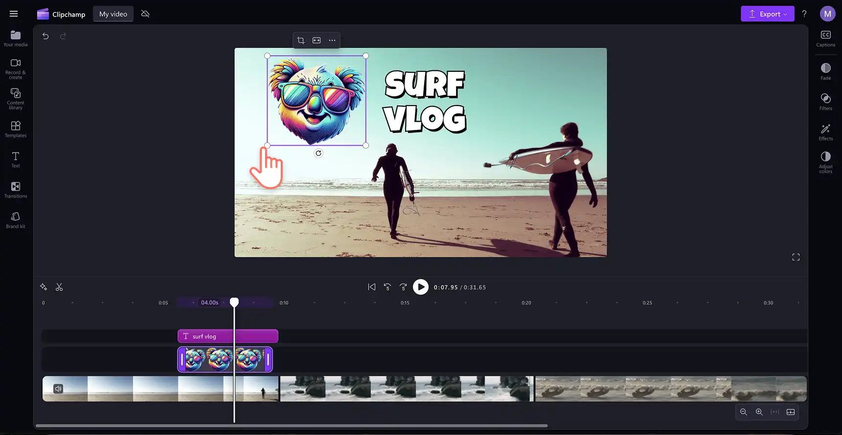 Pengguna menambahkan stiker ke video di Clipchamp
