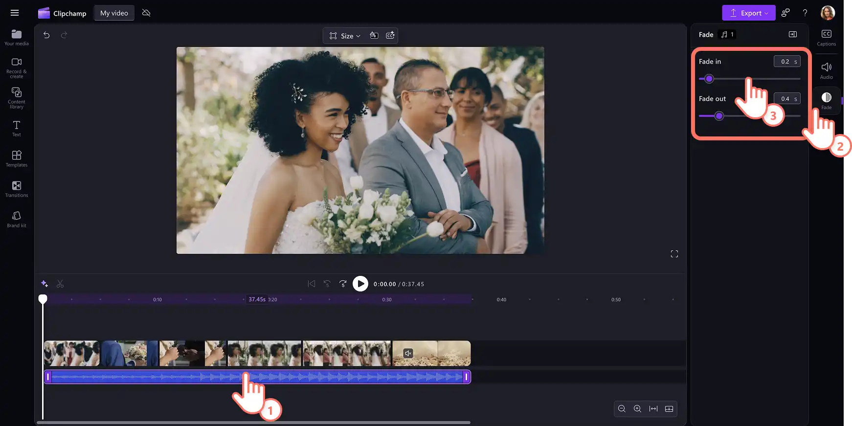 Un utilizator estompează sunetul utilizând panoul de proprietăți din Clipchamp