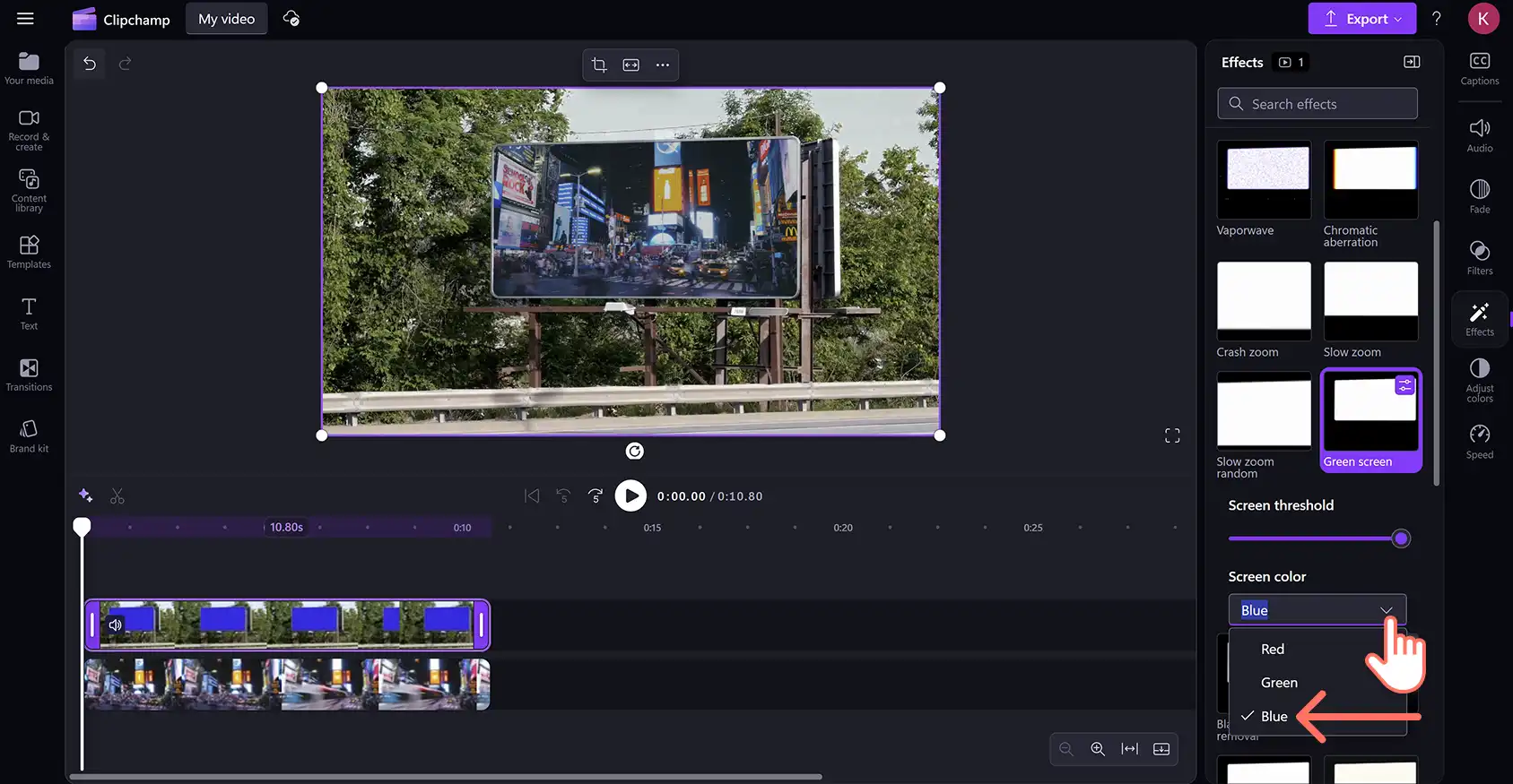 Clipchamp 동영상 편집기에서 크로마 키 효과를 위한 스크린 색상 옵션을 파란색으로 선택하는 사용자. 