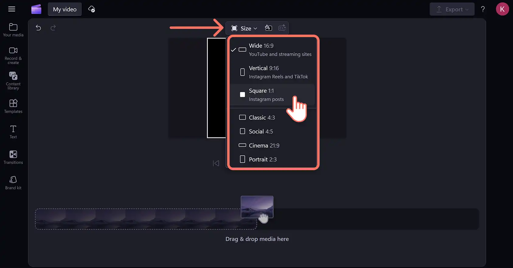 Un utente che seleziona le proporzioni per Instagram utilizzando il ridimensionamento video nell'editor video Clipchamp. 
