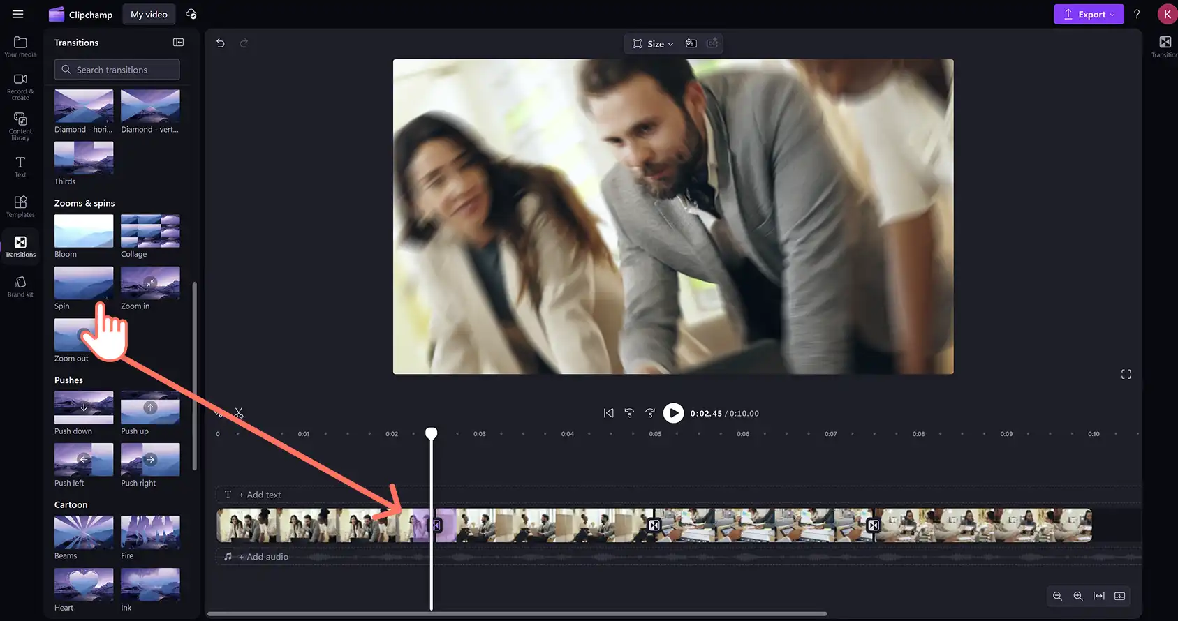 Pengguna menambahkan transisi putar antara video di editor video Clipchamp. 
