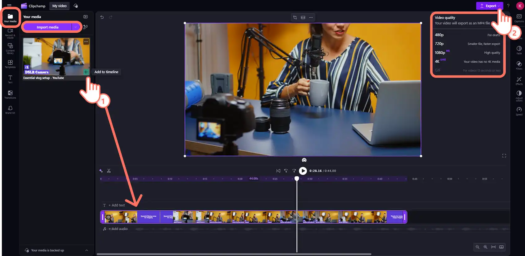Un utilizator care transformă un videoclip YouTube în formatul MP4 în editorul video Clipchamp. 