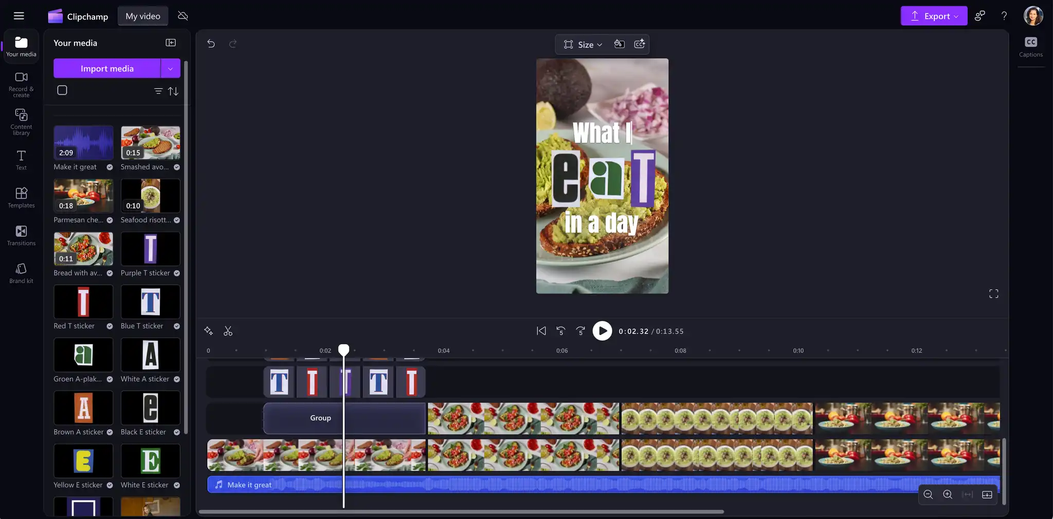 Użytkownik edytujących szablon wideo TikTok w Clipchamp. 