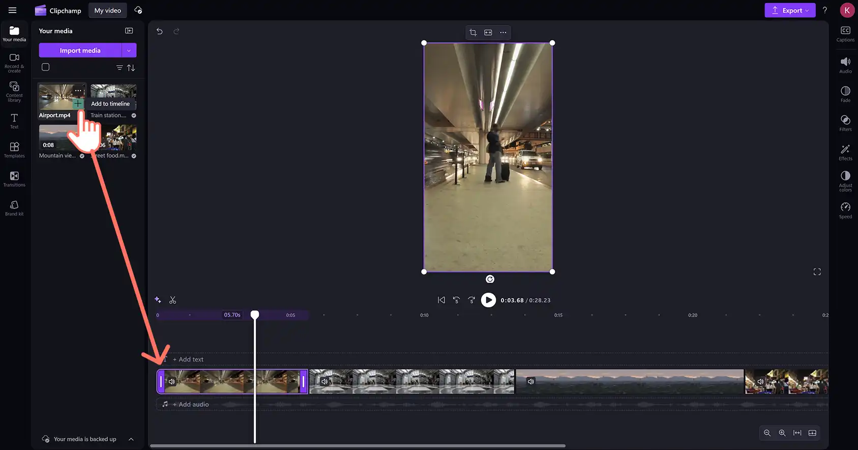 Użytkownik dodający klipy z najważniejszymi momentami podróży do osi czasu w edytorze wideo Clipchamp. 