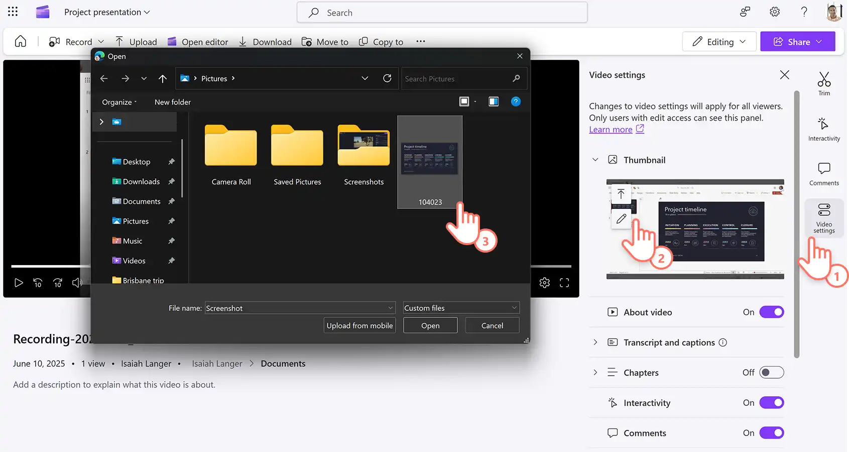 Usuário carregando uma nova miniatura de vídeo no Microsoft Clipchamp.