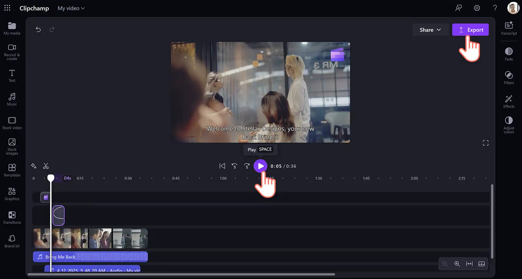 Użytkownik eksportujący korporacyjny film informacyjny w usłudze Clipchamp do pracy.